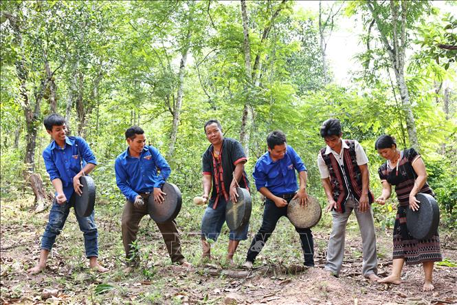 Đoàn viên, thanh niên dân tộc Pa Cô, Vân Kiều luyện đánh cồng chiêng. Ảnh: Minh Đức – TTXVN