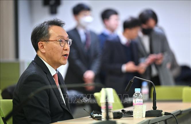 Thứ trưởng Bộ Y tế Hàn Quốc Park Min-soo trả lời phỏng vấn báo giới sau cuộc họp với đại diện các bác sĩ đình công tại Seoul, ngày 29/2/2024. Ảnh: AFP/TTXVN