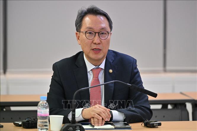 Thứ trưởng Bộ Y tế Hàn Quốc Park Min-soo trả lời phỏng vấn báo giới sau cuộc họp với đại diện các bác sĩ đình công tại Seoul, ngày 29/2/2024. Ảnh: AFP/TTXVN