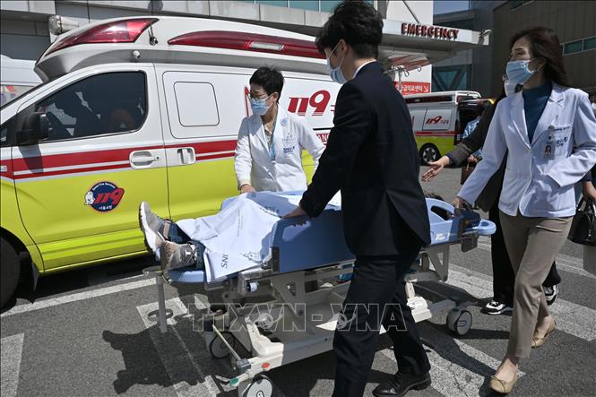 Nhân viên y tế Hàn Quốc chuyển bệnh nhân vào bệnh viện tại Seoul, ngày 1/4/2024. Ảnh: AFP/TTXVN
