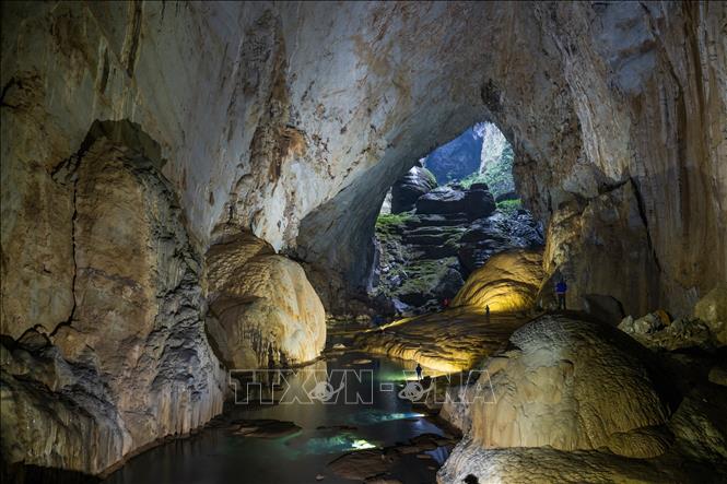 Inside the Son Doong cave. VNA Photo: Hoàng Trung