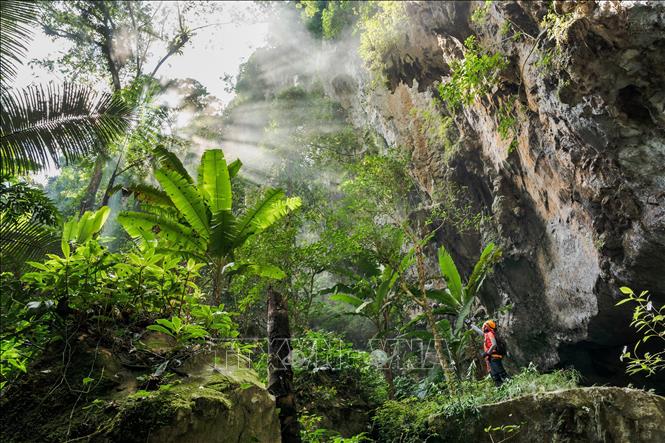 Inside the Son Doong cave. VNA Photo: Hoàng Trung