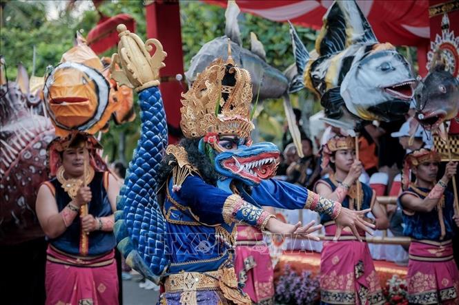 Các nghệ sĩ biểu diễn tại lễ hội đường phố ở Bali (Indonesia). Ảnh: Đỗ Quyên - PV TTXVN tại Indonesia