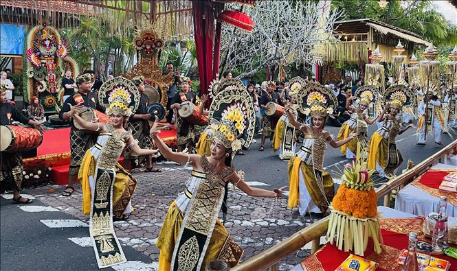 Các nghệ sĩ biểu diễn tại lễ hội đường phố ở Bali (Indonesia). Ảnh: Đỗ Quyên - PV TTXVN tại Indonesia