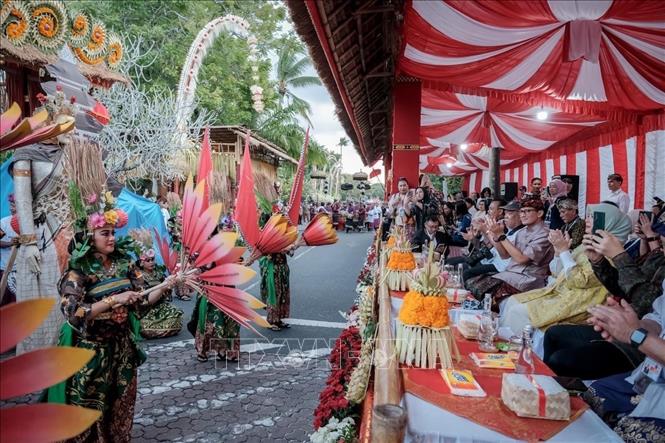 Du khách xem biểu diễn nghệ thuật tại lễ hội đường phố ở Bali (Indonesia). Ảnh: Đỗ Quyên - PV TTXVN tại Indonesia