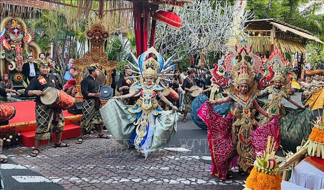 Các nghệ sĩ biểu diễn tại lễ hội đường phố ở Bali (Indonesia). Ảnh: Đỗ Quyên - PV TTXVN tại Indonesia