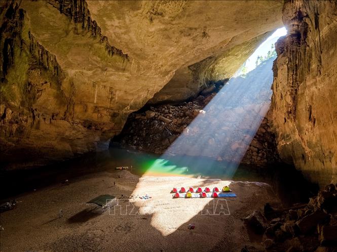 Inside the Son Doong cave. VNA Photo: Hoàng Trung