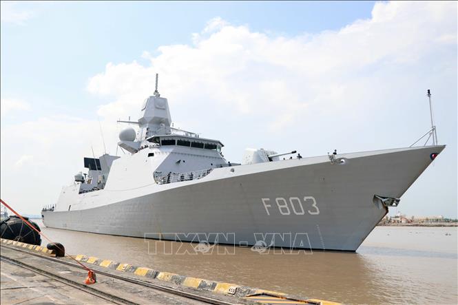 Tàu hộ tống HNLMS TROMP Hải quân Hoàng gia Hà Lan cập cảng Chùa Vẽ, Hải Phòng. Ảnh: Hoàng Ngọc - TTXVN