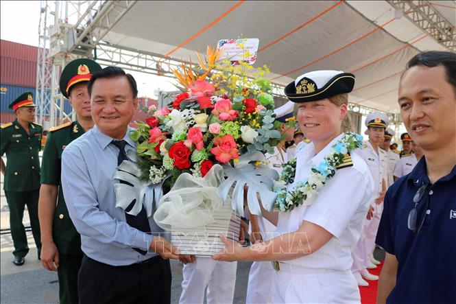 Đại diện các đơn vị chức năng tặng hoa, chào đón thủy thủ đoàn tàu Hải quân Hoàng gia Hà Lan. Ảnh: Hoàng Ngọc - TTXVN