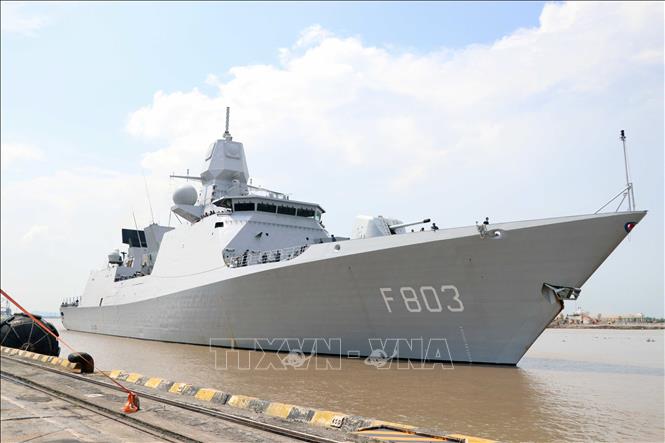 The Royal Netherlands Navy’s Frigate HNLMS Tromp anchores at the local Chua Ve port. VNA Photo: Hoàng Ngọc