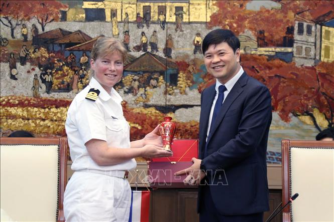 Vice Chairman of the People’s Committee of Hai Phong Hoang Minh Cuong receives the crew members of the Royal Netherlands Navy’s Frigate HNLMS Tromp. VNA Photo: Hoàng Ngọc