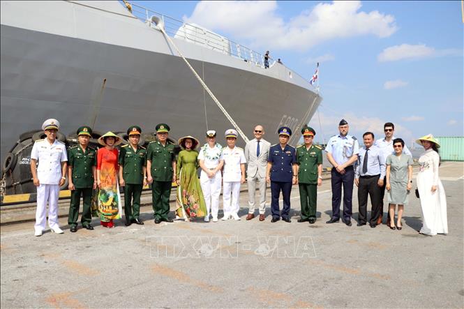 The crew of the Royal Netherlands Navy’s Frigate HNLMS Tromp is welcomed. VNA Photo: Hoàng Ngọc