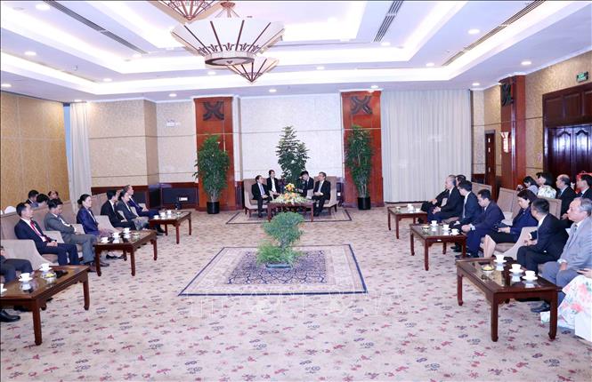 Vice Secretary of the Party Committee of Ho Chi Minh City Nguyen Phuoc Loc receives Secretary of the Party Committee and Governor of Laos’ Houaphanh province Khamsay Saysompheng. VNA Photo: Xuân Khu