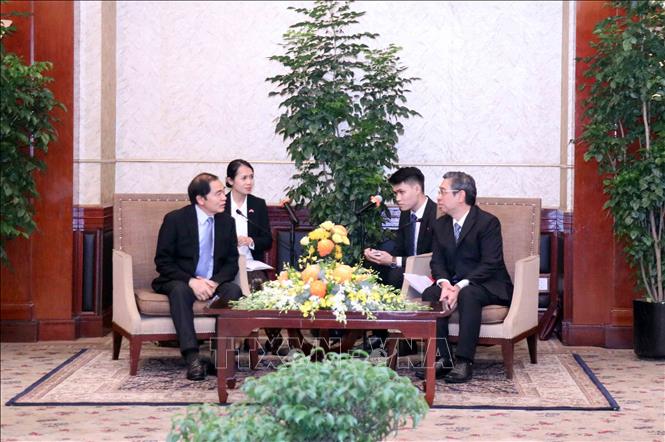 Vice Secretary of the Party Committee of Ho Chi Minh City Nguyen Phuoc Loc receives Secretary of the Party Committee and Governor of Laos’ Houaphanh province Khamsay Saysompheng. VNA Photo: Xuân Khu