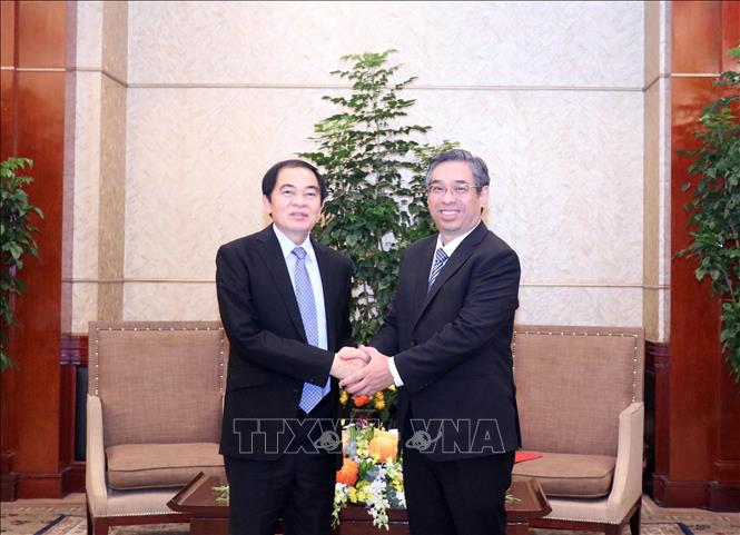 Vice Secretary of the Party Committee of Ho Chi Minh City Nguyen Phuoc Loc (R) receives Secretary of the Party Committee and Governor of Laos’ Houaphanh province Khamsay Saysompheng. VNA Photo: Xuân Khu