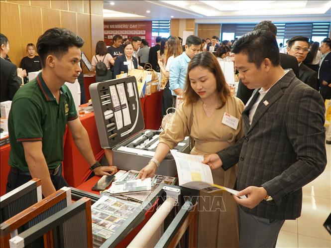 Các gian hàng triển lãm xúc tiến thương mại tại sự kiện BNI Members' Day góp phần tạo cầu nối giao thương cho các doanh nghiệp, cùng phát triển và quảng bá thương hiệu sản phẩm. Ảnh: Quốc Dũng - TTXVN