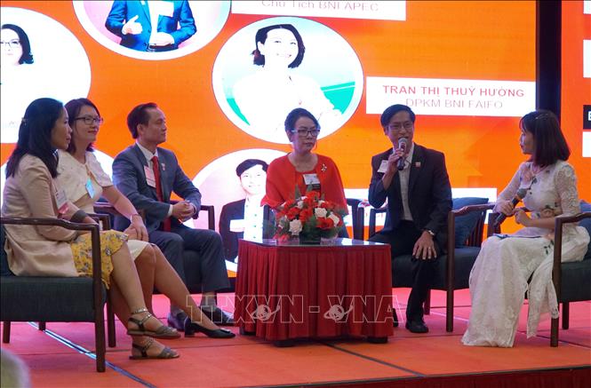 Các doanh nghiệp thành viên của BNI Việt Nam trao đổi, chia sẻ kinh nghiệm tại sự kiện. Ảnh: Quốc Dũng - TTXVN