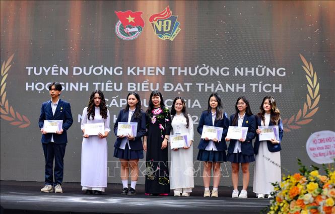 Tuyên dương, khen thưởng học sinh có thành tích xuất sắc trong năm học 2023 - 2024. Ảnh: Thanh Tùng - TTXVN