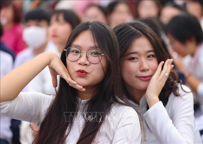 Nữ sinh Trường THPT Việt Đức, Hà Nội ngày bế giảng năm học. Ảnh: Thanh Tùng - TTXVN