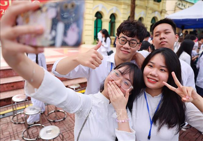 Học sinh Trường THPT Việt Đức, Hà Nội ngày bế giảng năm học. Ảnh: Thanh Tùng - TTXVN