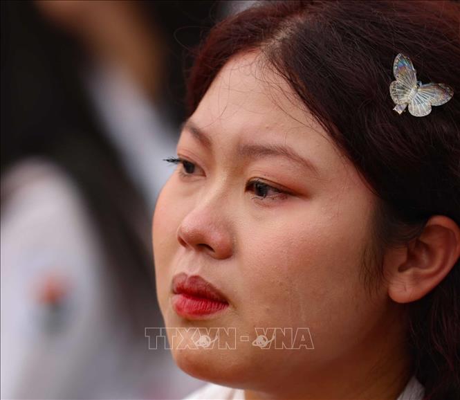 Cảm xúc rưng rưng trong ngày bế giảng của nữ sinh lớp 12 Trường THPT Việt Đức, Hà Nội. Ảnh: Thanh Tùng - TTXVN