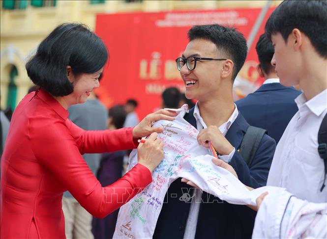 Lưu bút của bạn bè, thầy cô sẽ theo các em mãi sau này. Ảnh: Thanh Tùng - TTXVN