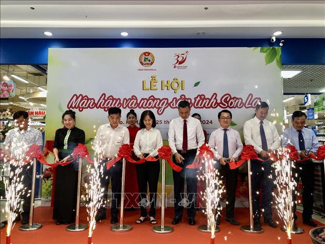 Trong ảnh: Đại diện Ủy ban nhân dân tỉnh Sơn La và Saigon Co.op tại lễ khai mạc hội chợ. Ảnh: Mỹ Phương – TTXVN