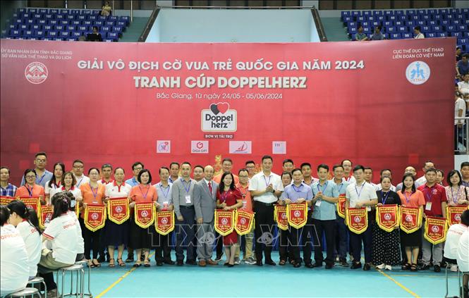 Trong ảnh: Ban Tổ chức trao cờ lưu niệm cho các đoàn. Ảnh: Đồng Thúy-TTXVN