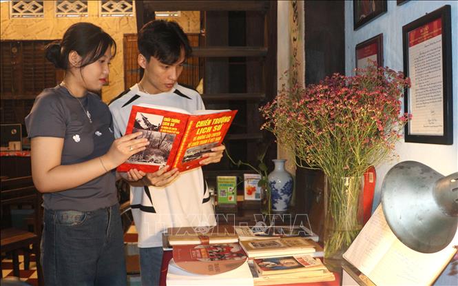 Quán cà phê Đỗ Phủ lưu giữ nhiều kỷ vật, tài liệu về hoạt động của lực lượng Biệt động Sài Gòn năm xưa. Ảnh: Thúy Hằng - TTXVN