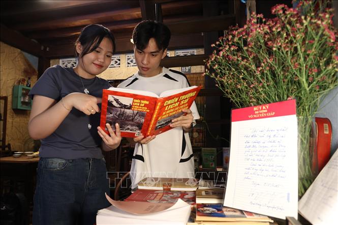 Quán cà phê Đỗ Phủ lưu giữ nhiều kỷ vật, tài liệu về hoạt động của lực lượng Biệt động Sài Gòn năm xưa thu hút giới trẻ tìm hiều, khám phá. Ảnh: Thanh Tân - TTXVN