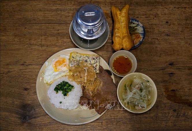 Cà phê Đỗ Phủ và cơm tấm Đại Hàn phục vụ du khách khi tham quan tại Di tích lịch sử Hộp thư bí mật và hầm nổi của chiến sĩ Biệt động Sài Gòn. Ảnh: Thanh Liêm - TTXVN