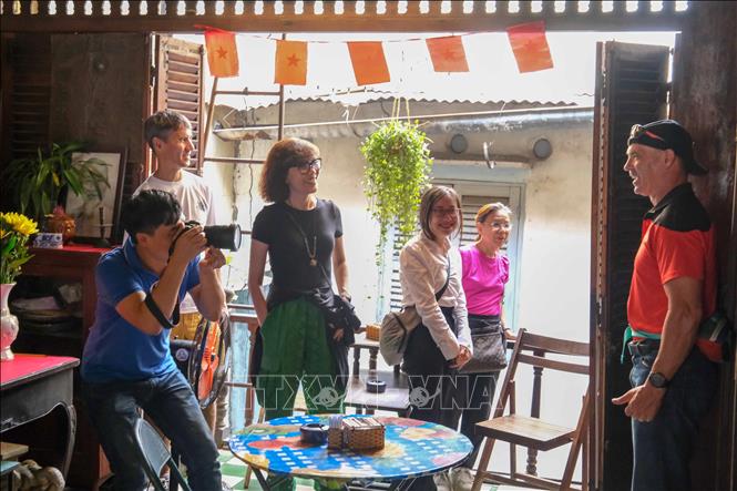 Quán cà phê Đỗ Phủ là địa điểm thu hút khách nước ngoài khi đến thăm Tp. Hồ Chí Minh. Ảnh: Thanh Liêm - TTXVN