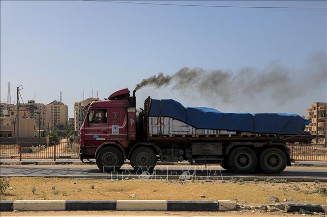 Xe tải chở hàng viện trợ tại Dải Gaza, ngày 21/5/2024. Ảnh: THX/TTXVN