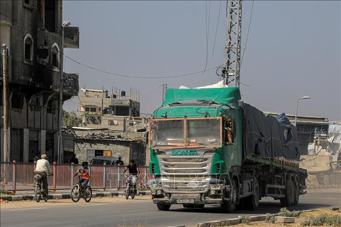 Xe tải chở hàng viện trợ tại Dải Gaza, ngày 21/5/2024. Ảnh: THX/TTXVN
