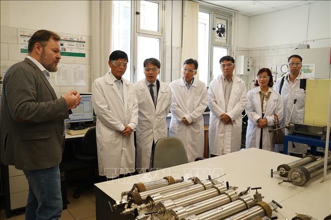 Tne PVEP delegates visit the VNIINeft's research establishment. VNA Photo: Duy Trinh
