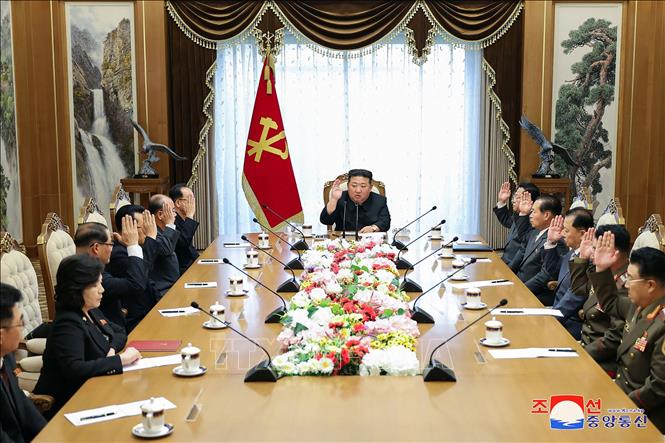 Nhà lãnh đạo Triều Tiên Kim Jong-un (giữa) chủ trì cuộc họp Bộ Chính trị đảng Lao động Triều Tiên ngày 24/5/2024. Ảnh: AFP/TTXVN