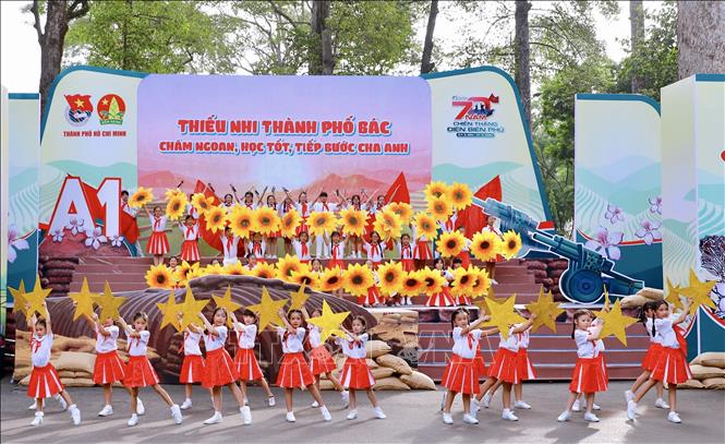 Tiết mục ca múa “Hành khúc Đội TNTP Hồ Chí Minh - Tiếp bước cha anh làm nghìn việc tốt” tại chương trình. Ảnh: Hồng Giang - TTXVN