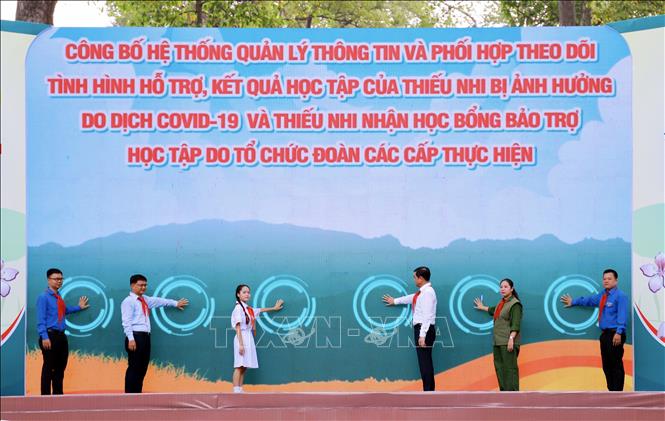 Đại biểu thực hiện nghi thức ra mắt Công trình măng non cấp Thành phố chào mừng kỷ niệm 70 năm chiến thắng lịch sử Điện Biên Phủ và kỷ niệm 83 năm Ngày thành lập Đội. Ảnh: Hồng Giang - TTXVN