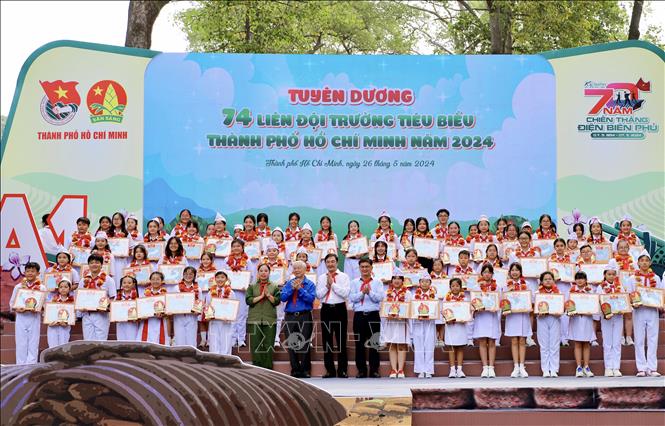 Tuyên dương 74 Liên đội trưởng tiêu biểu toàn Thành phố Hồ Chí Minh năm 2024. Ảnh: Hồng Giang - TTXVN