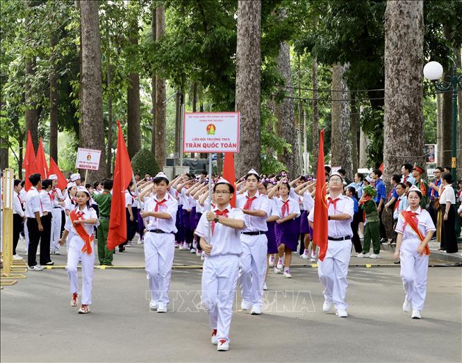 Liên đội Trường THCS Trần Quốc Toản (thành phố Thủ Đức) tham gia diễu hành tại chương trình. Ảnh: Hồng Giang - TTXVN