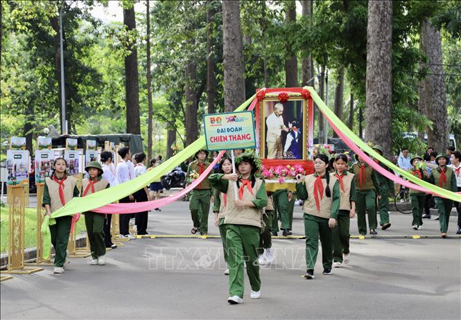 Đoàn diễu hành Đại đoàn Chiến Thắng (cụm thi đua số 2), tái hiện lực lượng dân công hỏa tuyến và quân y trong Chiến dịch Điện Biên Phủ tại chương trình. Ảnh: Hồng Giang - TTXVN. 