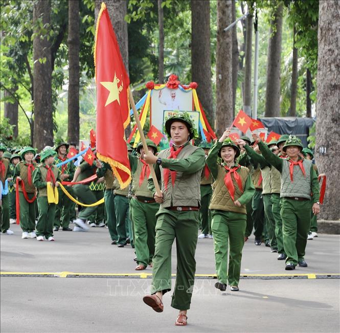 Đoàn diễu hành Đại đoàn Tây Bắc (cụm thi đua số 3), tái hiện lực lượng công binh và hậu cần - vận tải trong Chiến dịch Điện Biên Phủ tại chương trình. Ảnh: Hồng Giang - TTXVN