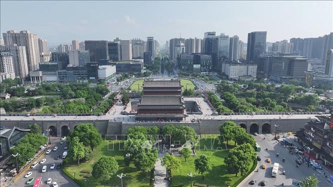Toàn thành có chu vi 13,7 km với 18 cổng thành. Tường thành cao 12 -14 mét với độ dày 15 - 18 mét, khiến nó vững chắc như một dãy núi không gì vượt qua. Ảnh: Thành Dương - Phóng viên TTXVN tại Trung Quốc