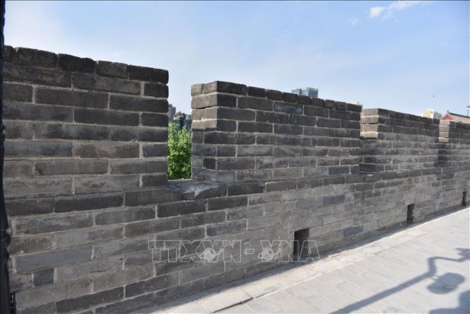 Trên khắp tường thành bố trí hệ thống lỗ châu mai dày đặc. Ảnh: Thành Dương - Phóng viên TTXVN tại Trung Quốc