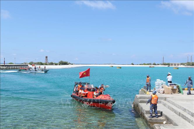 Các cán bộ, chiến sĩ quân chủng hải quân luôn vững vàng, bảo vệ bình yên nơi biển đảo, để quần đảo Trường Sa là điểm đến an nhiên. Ảnh: Hoàng Hiếu - TTXVN