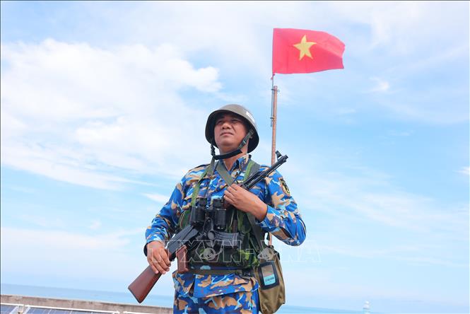 Những người lính luôn nêu cao tinh thần không ngại hiểm nguy, không chùn bước, bảo vệ vững chắc nơi đảo xa, địa đầu tổ quốc. Ảnh: Hoàng Hiếu - TTXVN