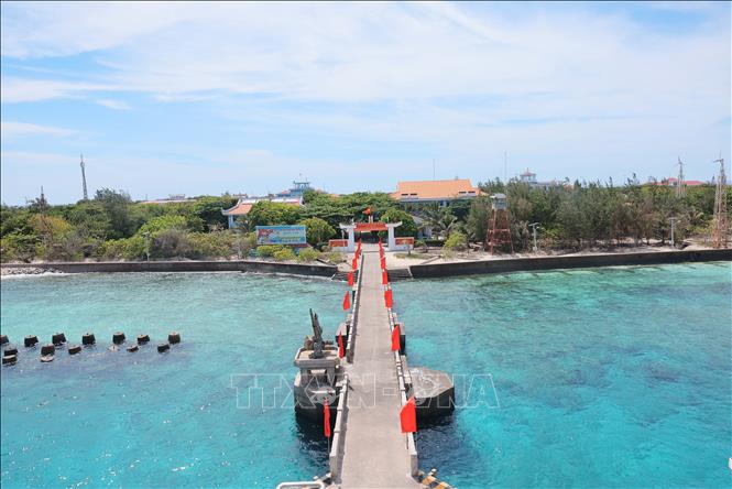 Đảo Trường Sa lớn là điểm tựa vững chắc nơi phiên dậu Tổ quốc, giúp ngư dân yên tâm vươn khơi, bám biển, phát triển kinh tế. Ảnh: Hoàng Hiếu - TTXVN