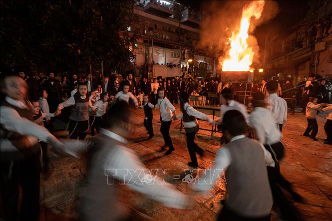 Người hành hương tham gia lễ đốt lửa Lag BaOmer tại Jerusalem ngày 25/5/2024. Ảnh: THX/TTXVN