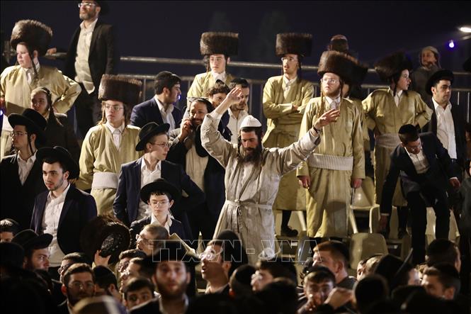 Người hành hương tham gia lễ đốt lửa Lag BaOmer tại Jerusalem ngày 25/5/2024. Ảnh: THX/TTXVN