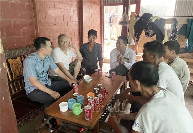 Người dân bản Phiêng Chá bức xúc khi nhà máy chế biến mủ cao su hoạt động gây ô nhiễm môi trường. Ảnh: Nguyễn Oanh-TTXVN